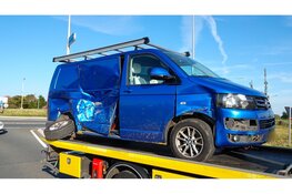 Bestelbus zwaar gehavend na botsing met tractor in Spierdijk