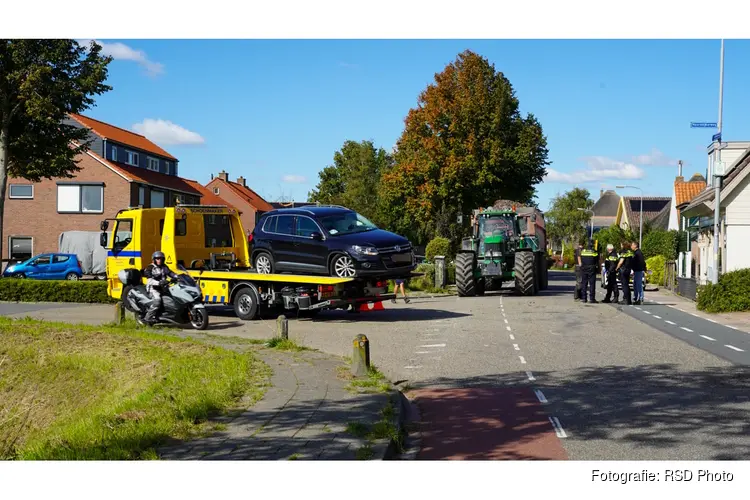 Aanrijding tussen auto en trekker op kruising in De Goorn