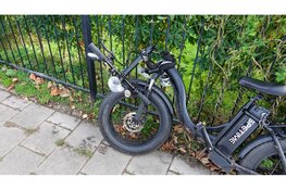 Vrouw op fatbike gewond na botsing op geparkeerde auto Berkhout