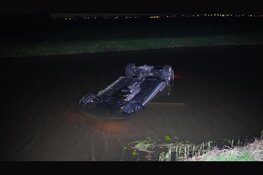 Auto raakt in de slip en belandt over de kop in sloot in De Goorn