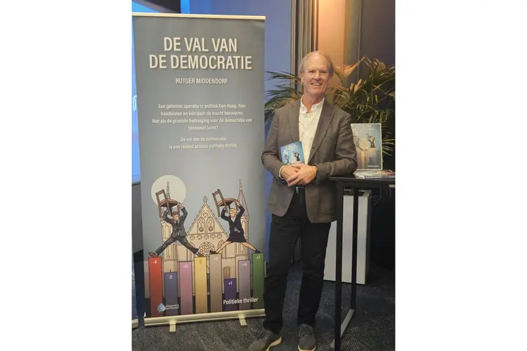 Tweede druk voor politieke thriller De val van de democratie