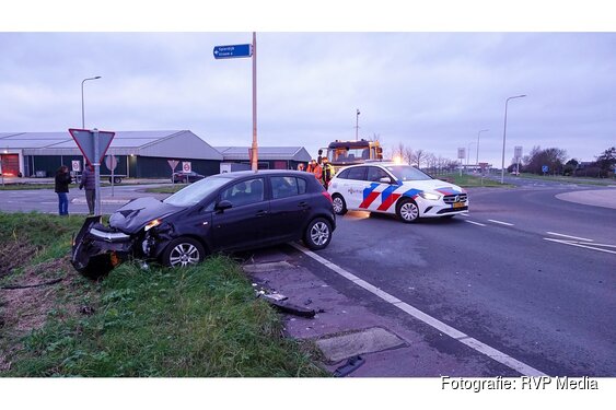 Aanrijding op rotonde zorgt voor veel schade aan auto's bij Spierdijk