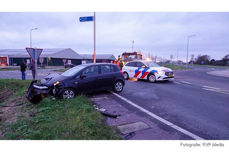 Aanrijding op rotonde zorgt voor veel schade aan auto's bij Spierdijk