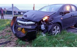 Aanrijding op rotonde zorgt voor veel schade aan auto's bij Spierdijk