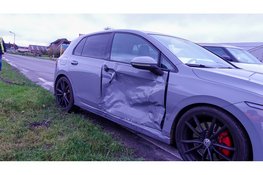 Aanrijding op rotonde zorgt voor veel schade aan auto's bij Spierdijk