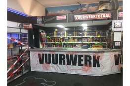 De vuurwerkverkoop bij Moped Brommer Shop — een familieverhaal sinds 1998