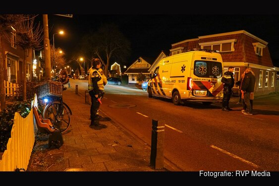 Fietser en bromfietser botsen op Dorpsstraat in Obdam
