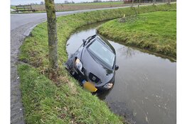 Auto belandt in sloot na botsing in Spierdijk