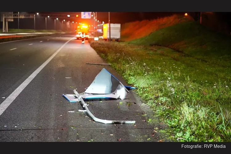 Bakwagen raakt van de weg en rijdt verkeersbord omver