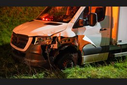 Bakwagen raakt van de weg en rijdt verkeersbord omver