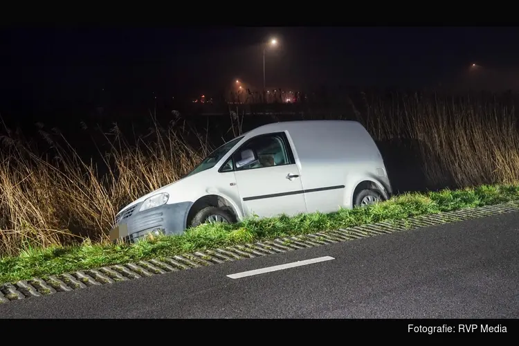 Bestelbus belandt in het riet langs dijk in Ursem