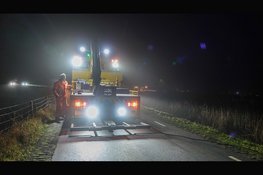 Bestelbus belandt in het riet langs dijk in Ursem