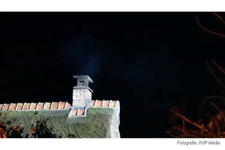 Middelbrand vanwege brand in schoorsteen in Oudendijk