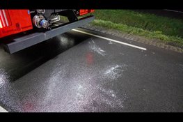 Auto ondersteboven in sloot op spiegelgladde weg, bestuurster met spoed naar ziekenhuis