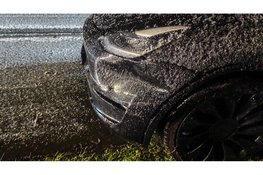 Flinke hagelbui zorgt voor gladheid: auto crasht op A7 en code geel