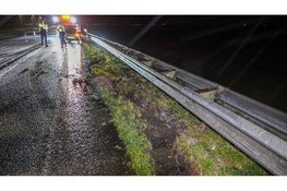 Flinke hagelbui zorgt voor gladheid: auto crasht op A7 en code geel