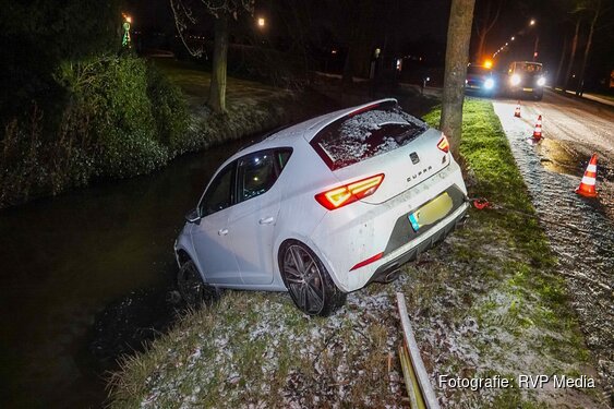 Auto eindigt in sloot langs Rustenburgerweg na winterse bui
