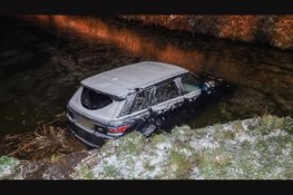 Range Rover raakt door gladheid van de weg en eindigt in sloot Berkhout
