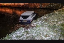 Range Rover raakt door gladheid van de weg en eindigt in sloot Berkhout