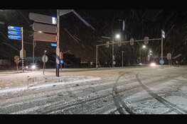 Automobilist ramt paal op besneeuwd wegdek bij Avenhorn