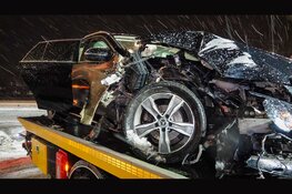 Automobilist ramt paal op besneeuwd wegdek bij Avenhorn