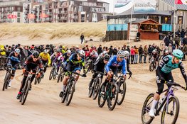 Strand, wind en topsport: 21.500 deelnemers openen sportjaar in Egmond aan Zee