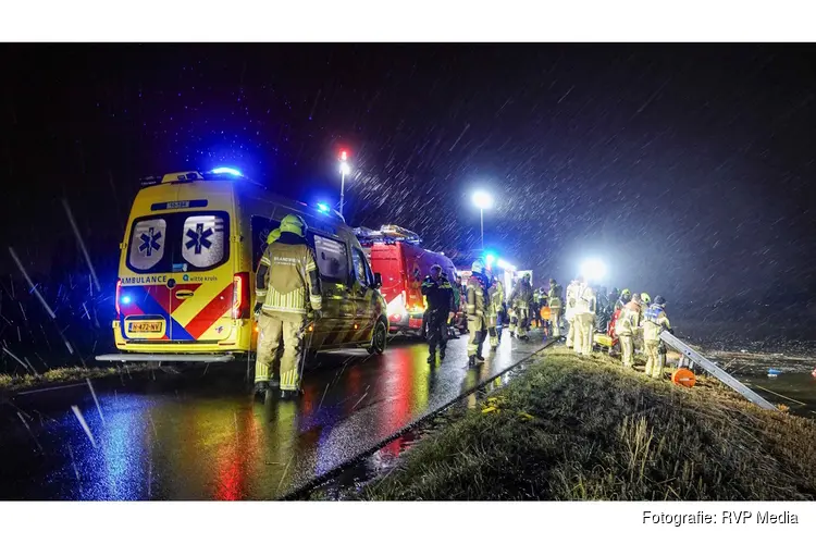 Grote zoekactie nadat auto in vaart belandt, zwaargewonde uit auto gehaald