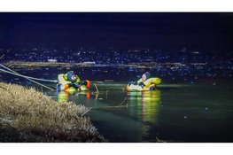 Grote zoekactie nadat auto in vaart belandt, zwaargewonde uit auto gehaald