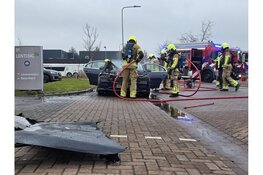 Auto vliegt in brand in de Goorn