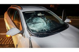 Auto zwaarbeschadigd na knal tegen brievenbus op dijk Obdam