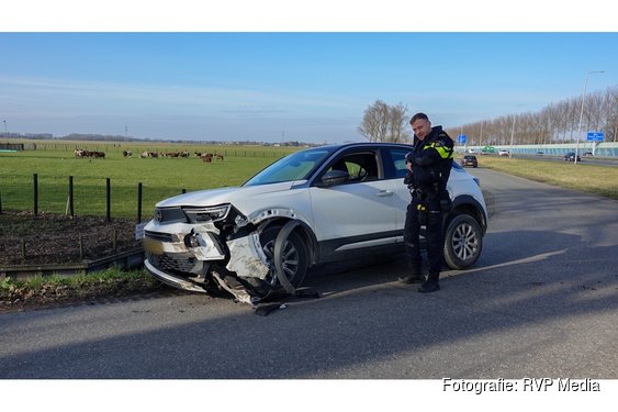 Auto's botsen bijna frontaal op elkaar in bocht Berkhout. Honden ongedeerd