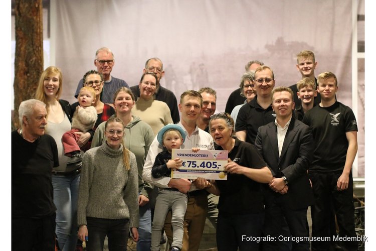 Oorlogsmuseum Medemblik ontvangt eerste cheque van de VriendenLoterij