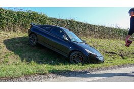 Auto eindigt rechtop in de berm na eenzijdig ongeval op A7