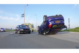 Auto op de kop na klapper met andere auto, file op N194
