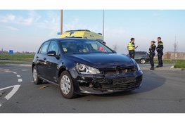 Auto op de kop na klapper met andere auto, file op N194