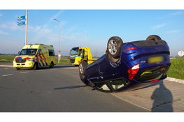 Auto op de kop na klapper met andere auto, file op N194
