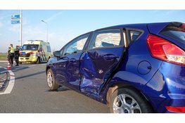 Auto op de kop na klapper met andere auto, file op N194