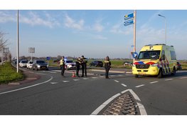 Auto op de kop na klapper met andere auto, file op N194