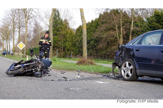 Motorrijder naar het ziekenhuis na forse aanrijding in Berkhout