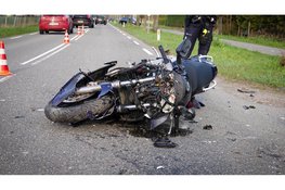 Motorrijder naar het ziekenhuis na forse aanrijding in Berkhout