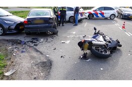 Motorrijder naar het ziekenhuis na forse aanrijding in Berkhout