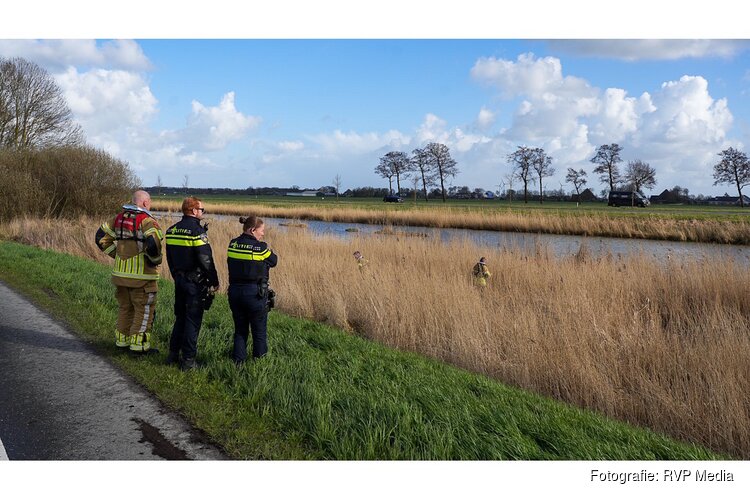 Politie en brandweer zoeken naar uit auto gegooide tas