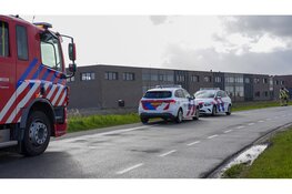 Politie en brandweer zoeken naar uit auto gegooide tas