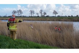 Politie en brandweer zoeken naar uit auto gegooide tas