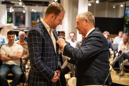 Burgemeester spreekt waardering uit voor vertrekkende gemeenteraad en reikt lintje uit