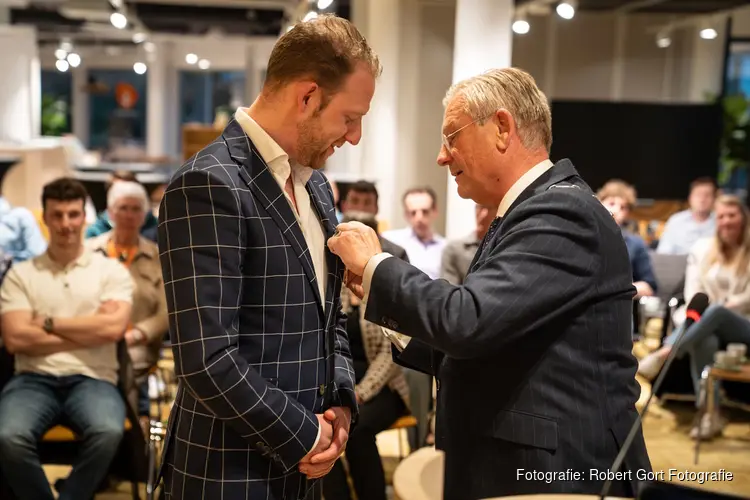 Burgemeester spreekt waardering uit voor vertrekkende gemeenteraad en reikt lintje uit