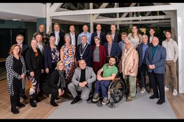 Burgemeester spreekt waardering uit voor vertrekkende gemeenteraad en reikt lintje uit