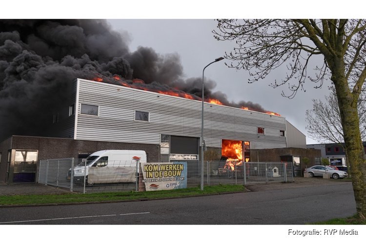 Grote zwarte rookwolken bij uitslaande industriebrand in Obdam