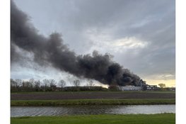 Grote zwarte rookwolken bij uitslaande industriebrand in Obdam