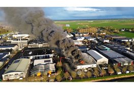 Grote zwarte rookwolken bij uitslaande industriebrand in Obdam